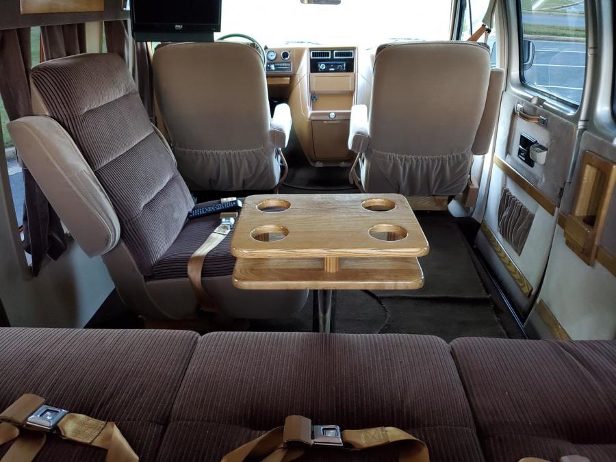 Интерьер Chevrolet G20 Conversion Van  (CG21305) 1988 года  (фото 170 из 257)